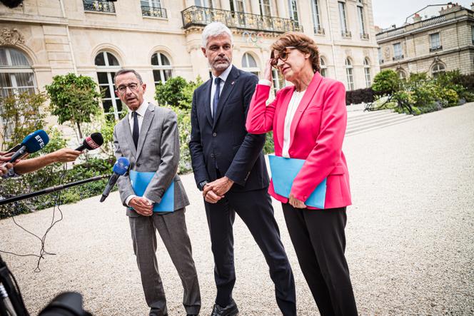Le président des sénateurs LR, Bruno Retailleau, son homologue à l’Assemblée nationale, Laurent Wauquiez, et la secrétaire générale de LR, Annie Genevard, vendredi 23 août à l’Elysée, après leur rencontre avec Emmanuel Macron.