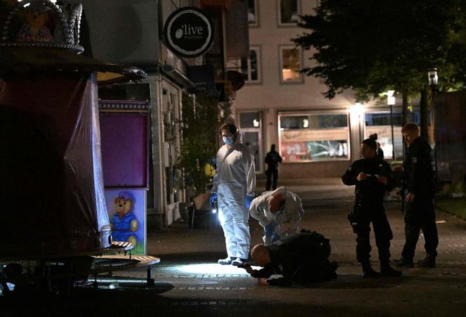 La police scientifique allemande inspecte la zone où au moins trois personnes ont été tuées, et plusieurs autres, blessées, la veille, lorsqu’un homme les a attaquées au couteau à Solingen, dans l’ouest de l’Allemagne, samedi 24 août 2024.