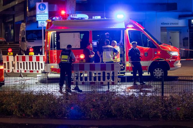 Les services d’urgence et la police allemande près de la scène où des personnes ont été tuées et blessées lors de l’attaque survenue pendant un festival à Solingen, vendredi 23 août 2024.