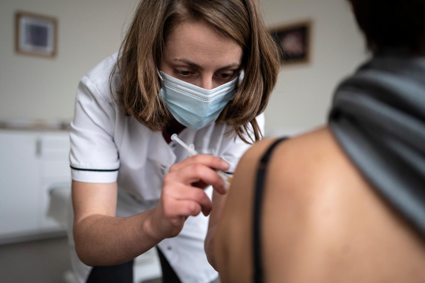 ba22209_1724414766033-vaccination-covid-en-cabinet-le-monde-05-06032021-bastien-doudaine-13.jpg