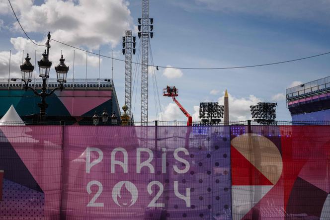 Des ouvriers du bâtiment opèrent sur le chantier paralympique de la place de la Concorde à Paris, le 21 août 2024, en prévision des Jeux paralympiques de Paris 2024.