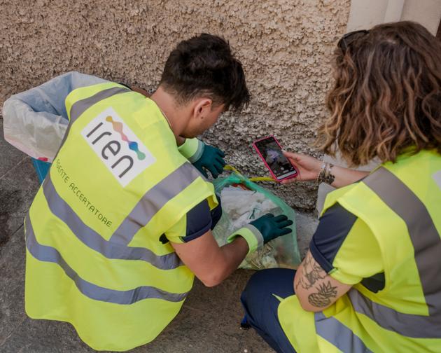  Sara Mazzola and her colleague Nicola Nuzzi inspect a garbage bag to identify the person who abandoned it on the public highway in Parma on July 12, 2024.