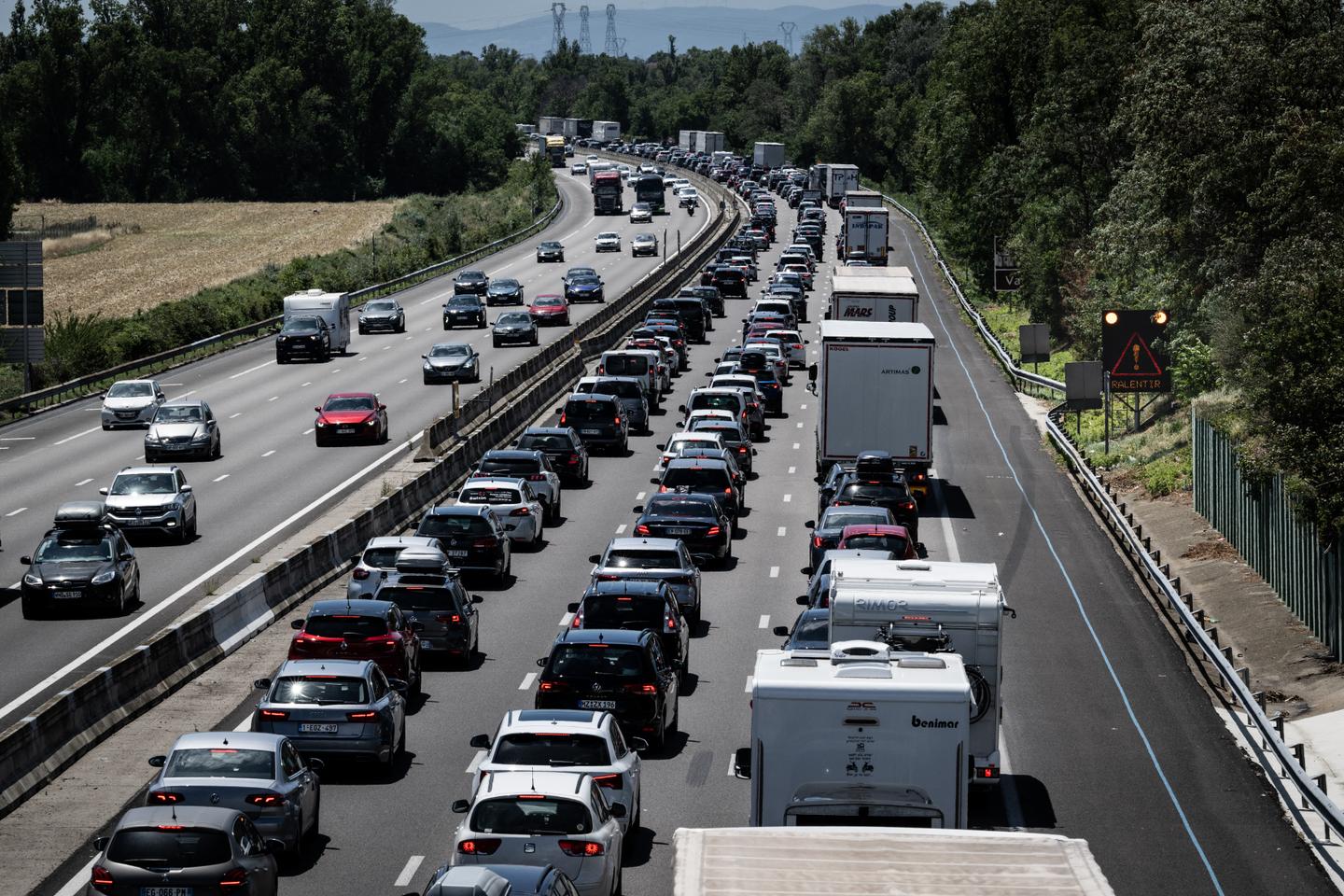 Más de 700 kilómetros de atascos acumulados en las carreteras al mediodía