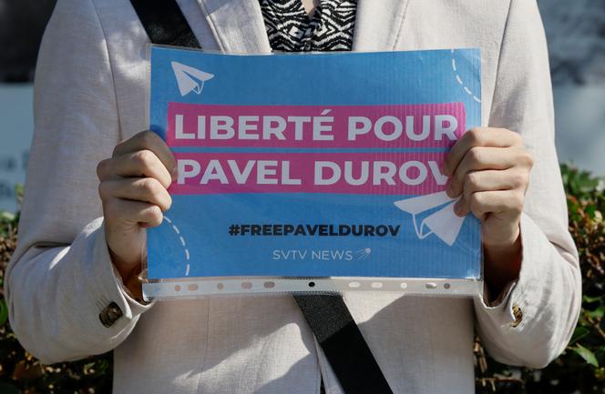 Un manifestant réclame la libération de Pavel Durov, près de l’ambassade de France à Moscou, le 25 août 2024.