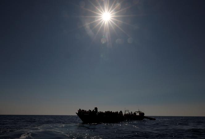 Des migrants avant leur sauvetage par le navire « Geo-Barents », opéré par Médecins sans frontières, dans les eaux internationales au large des côtes tunisiennes, en Méditerranée centrale, le 19 juillet 2024.