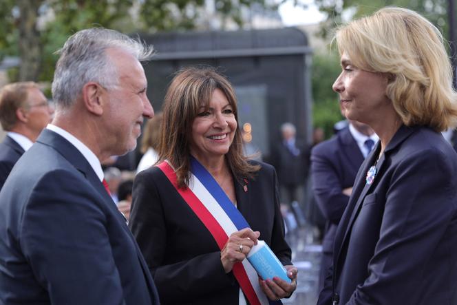 Le ministre espagnol de la politique territoriale et de la mémoire démocratique, Angel Victor Torres, avec la maire de Paris, Anne Hidalgo, et la présidente du conseil régional d’Ile-de-France, Valérie Pécresse, à Paris, le 25 août 2024.