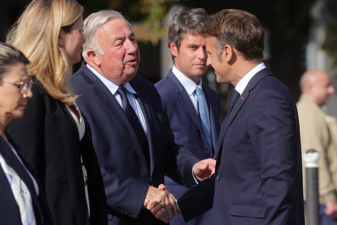 Emmanuel Macron cumprimenta o Presidente do Senado, Gérard Larcher, numa cerimónia comemorativa do 80º aniversário da Libertação de Paris, em 25 de agosto de 2024.