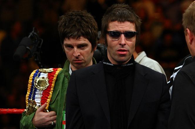 Noel en Liam Gallagher van de groep Oasis tijdens een bokswedstrijd in Los Angeles op 22 november 2008.