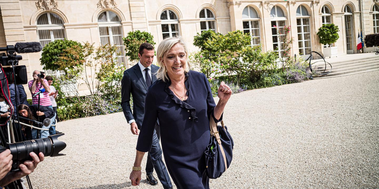 マリーヌ・ル・ペンは、エマニュエル・マクロンとのインタビュー後、RNは「いかなる左派政権も」検閲すると発表した。