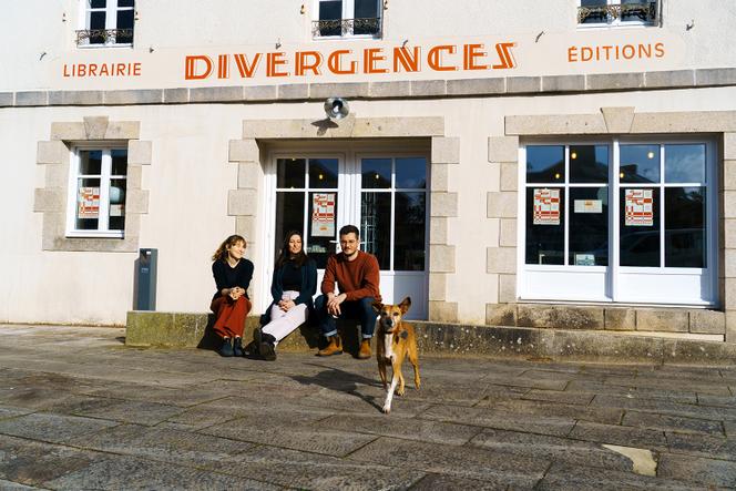 Audrey Pineau, Zoé Serafinowicz et Johan Badour, de la jeune librairie Divergences, à Quimperlé (Finistère), veulent mettre en avant les petites maisons d’édition (ici, le 12 avril, veille de l’ouverture).
