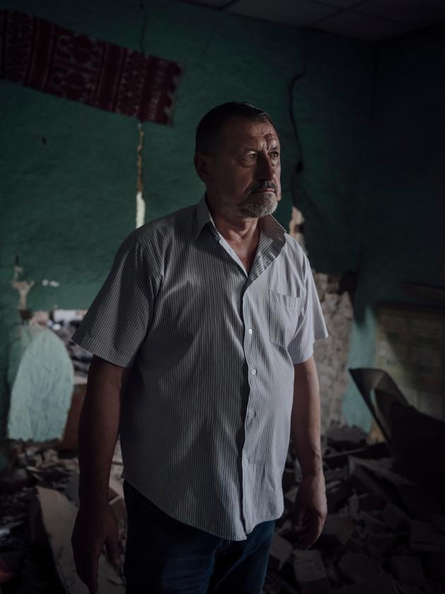 Mykola Toryanyk is the mayor of the village of Khotin, but also of 14 other surrounding localities, including the village of Kindrativka. On August 21, 2024, he stands in the Kindrativka school, destroyed a week earlier by a Russian glider bomb.