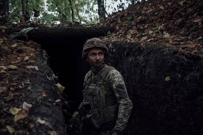 Un soldat de la 117ᵉ brigade de la défense territoriale, à un kilomètre de la frontière avec la Russie, dans la région de Soumy, le 23 août 2024.