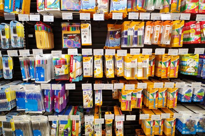 Fournitures scolaires, stylos, trousses et cartables dans un rayon de supermarché, à Montaigu-Vendée, le 27 août 2024.