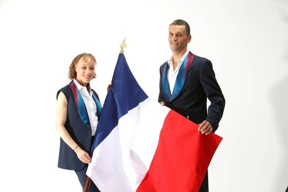 I portabandiera paralimpici francesi Natinen Keita e Alexis Hanquant posano da LVMH e per un servizio fotografico allo Studio Aster, a Parigi, il 12 luglio 2024.