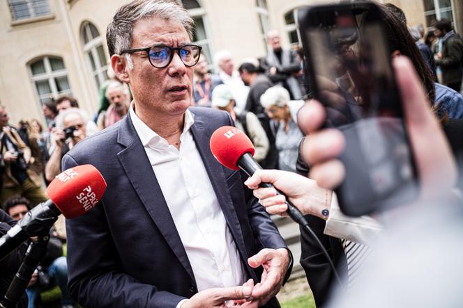 Olivier Faure répond à la presse après la conférence de presse du Nouveau Front populaire à la Maison de la Chimie à Paris, le 14 juin 2024.
