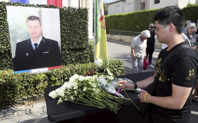 Lors de l’hommage au gendarme Eric Comyn, sur le parvis de l’hôtel de ville à Mandelieu-la-Napoule, en présence de la veuve d’Éric Comyn, Harmonie Comyn, le 28 août 2024.