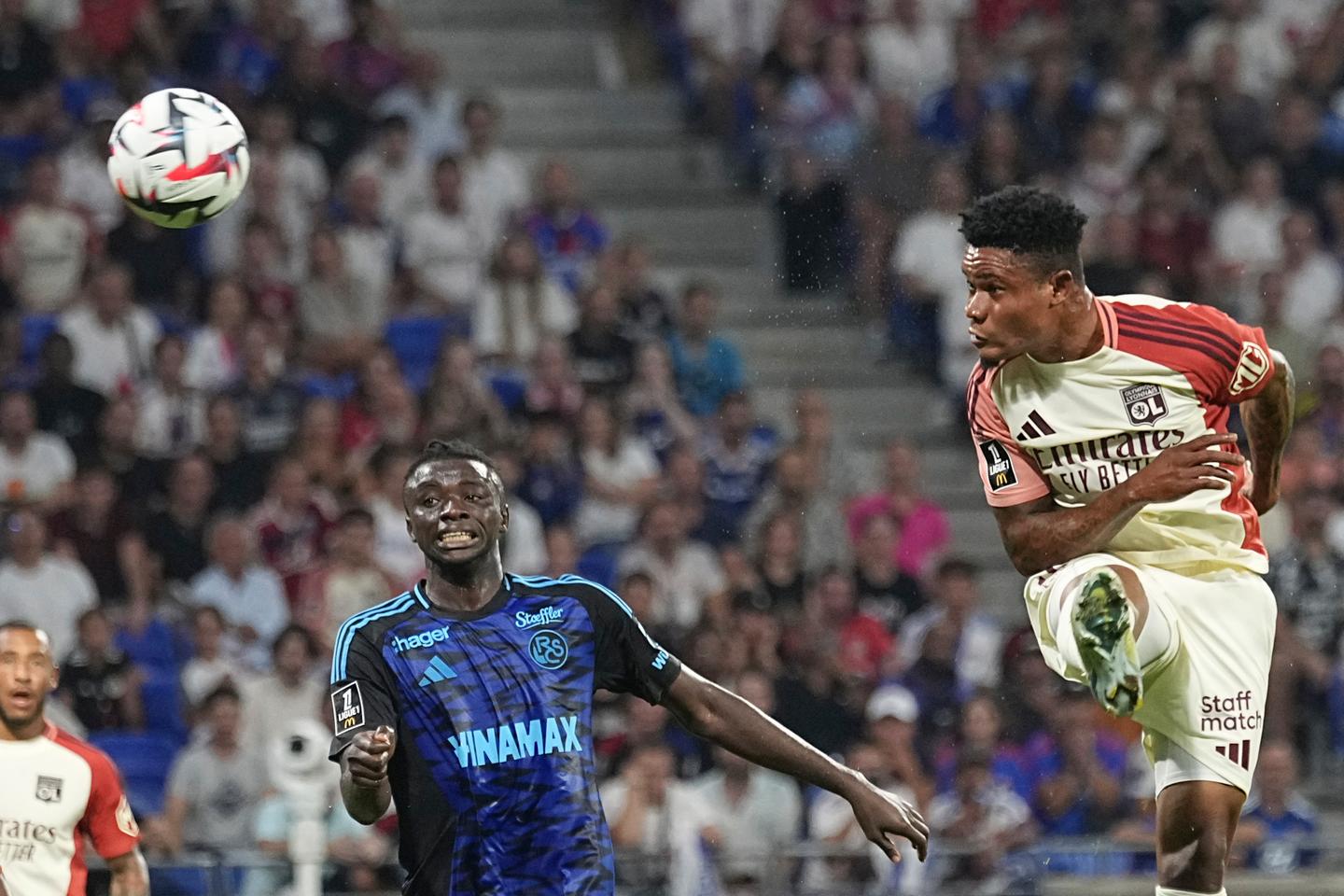 El Lyon derrota al Estrasburgo en un partido loco (4-3)