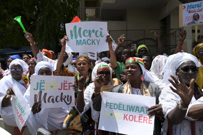 Des partisans de Macky Sall devant le palais présidentiel, à Dakar, lors de la passation de pouvoir avec Bassirou Diomaye Faye, le 2 avril 2024.