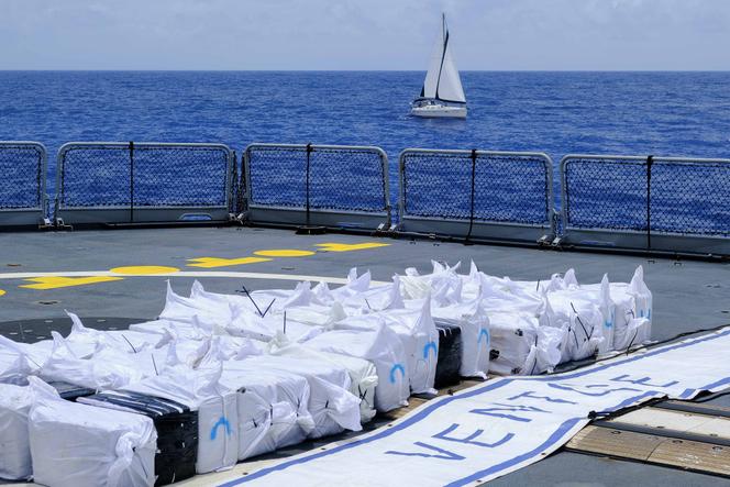 La frégate de surveillance « Ventôse » transporte une saisie de 54 ballots de cocaïne au large de la Martinique, le 2 mai 2024.