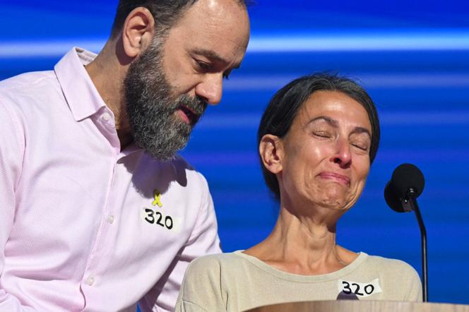 Jon Polin et son épouse Rachel Goldberg, les parents d’Hersh Goldberg-Polin, un otage israélo-américain retrouvé mort le 1ᵉʳ septembre, dans la bande de Gaza, lors de leur intervention à la convention du Parti démocrate, à Chicago, le 21 août 2024.