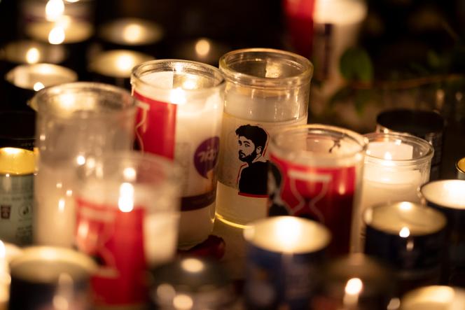 Une bougie à l’effigie d’Hersh Goldberg-Polin, otage israélo-américain mort à Gaza, lors d’une veillée à Jérusalem, le 1ᵉʳ septembre 2024.