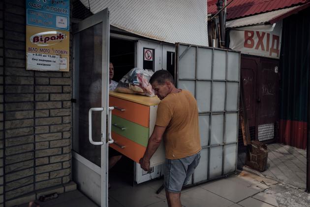 Men move a children's store that the owner wants to reopen in Kharkiv. Pokrovsk, September 1, 2024.