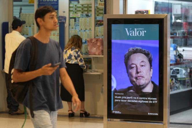 Une publicité montrant une photo du milliardaire américain Elon Musk, dans un centre commercial de Brasilia, le 2 septembre 2024.