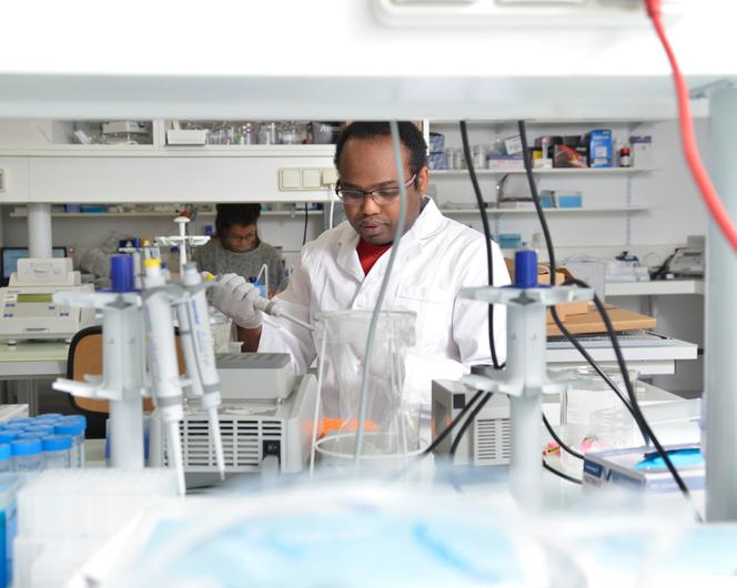 Le laboratoire de DNA Script, start-up française qui produit de l’ADN synthétique, alors installé dans les murs de l’hôpital Cochin, à Paris, le 6 décembre 2017.