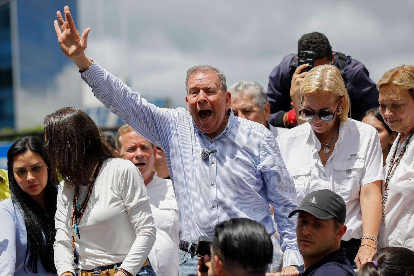 Venezuela: Prosecutors seek arrest of opposition presidential candidate