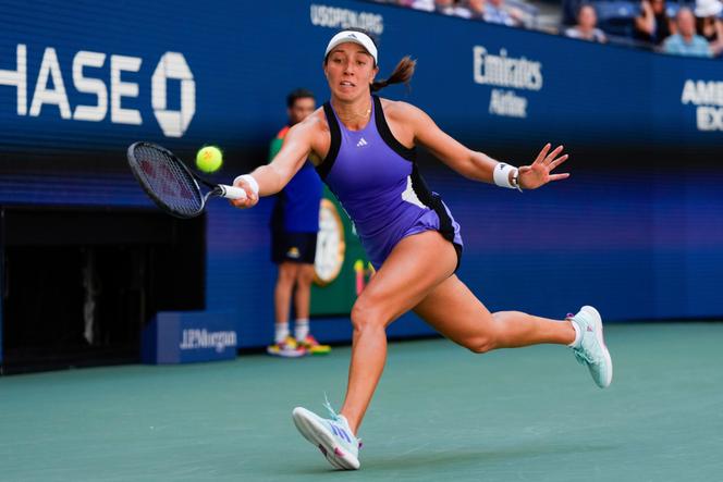 L'Américaine Jessica Pegula renvoie un coup lors d'un match contre la Russe Diana Shnaider au quatrième tour de l'US Open, le 2 septembre 2024, à New York.