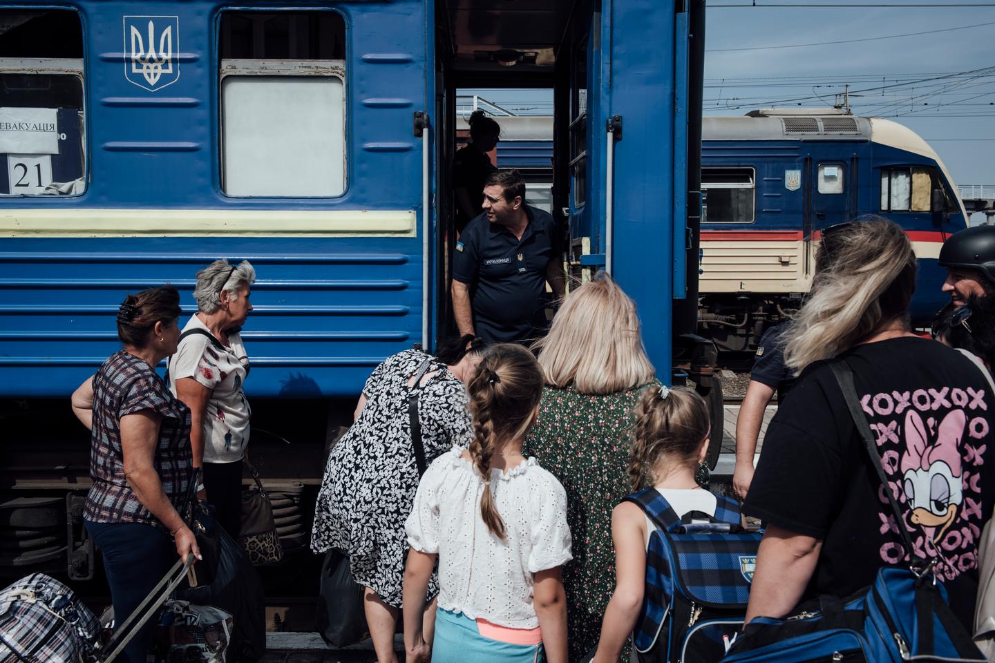 As Russians approach, Donbas town of Pokrovsk transforms into military camp