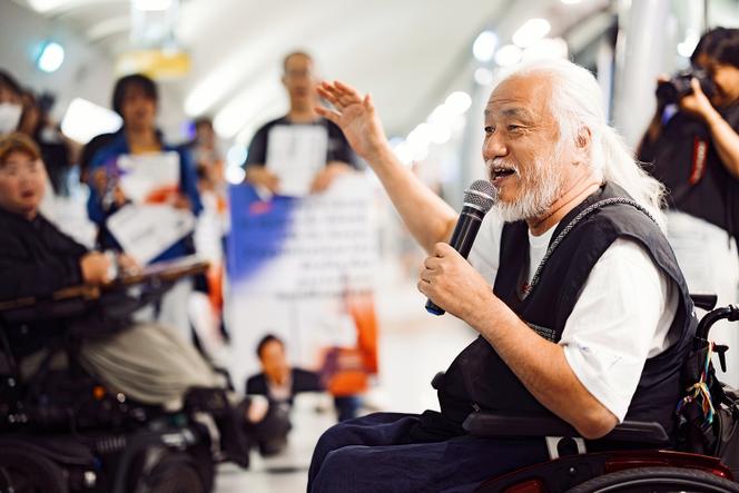 A l’occasion des Jeux paralympiques, Park Kyung-seok et des membres de son association ont procédé à un happening, le 29 août 2024, sur la ligne 14 du métro parisien (ici, à la station Olympiades).