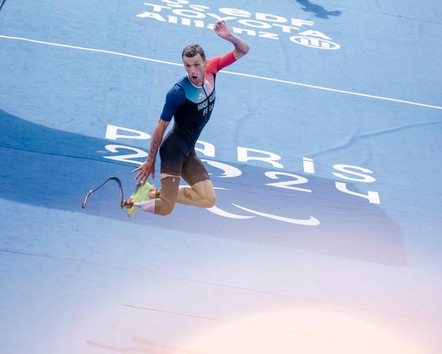 Alexis Hanquinquant termina primero en el paratriatlón durante los Juegos Paralímpicos, en el puente Alexandre-III, en París, Francia, el 2 de septiembre de 2024.