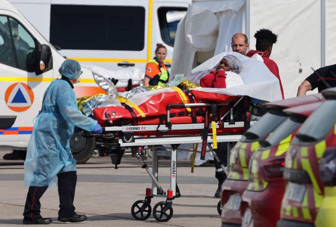 Des secouristes évacuent une personne rescapée du naufrage d’une embarcation de migrants près de Boulogne-sur-Mer, le 3 septembre 2024.