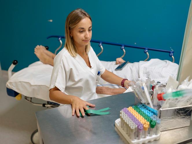Une infirmière prend en charge une patiente en salle de déchocage, aux urgences du centre hospitalier de Carpentras (Vaucluse), le 30 août 2024.