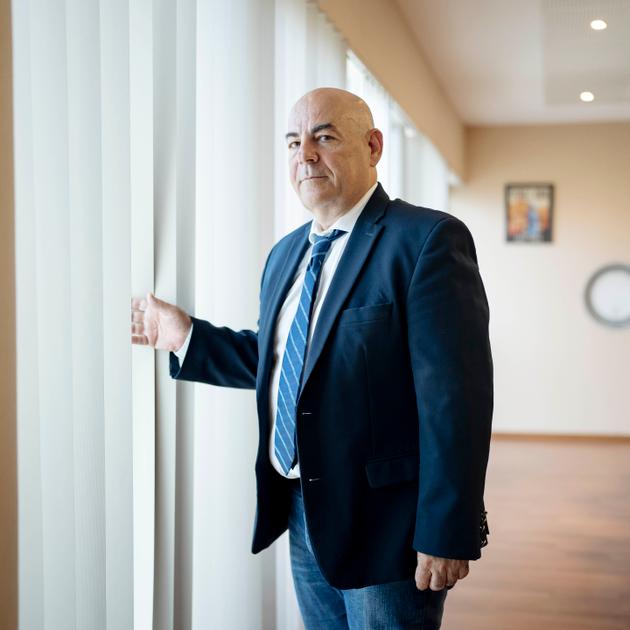 Pierre Pinzelli, directeur par intérim du centre hospitalier de Carpentras (Vaucluse), dans la salle de réunion de l’hôpital, le 30 août 2024.