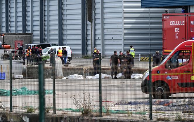 Des pompiers examinent les sacs contenant les corps de migrants morts en tentant de traverser la Manche vers le Royaume-Uni, à Boulogne-sur-Mer (Pas-de-Calais), le 3 septembre 2024.