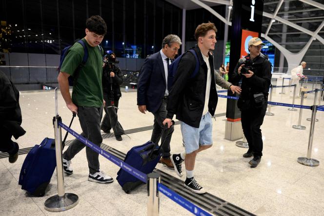 Hugo Auradou (à gauche) et Oscar Jegou, en compagnie de leur avocat Rafael Cuneo Libarona, à l’aéroport de Buenos Aires, le 3 septembre 2024, avant de prendre un vol pour la France.