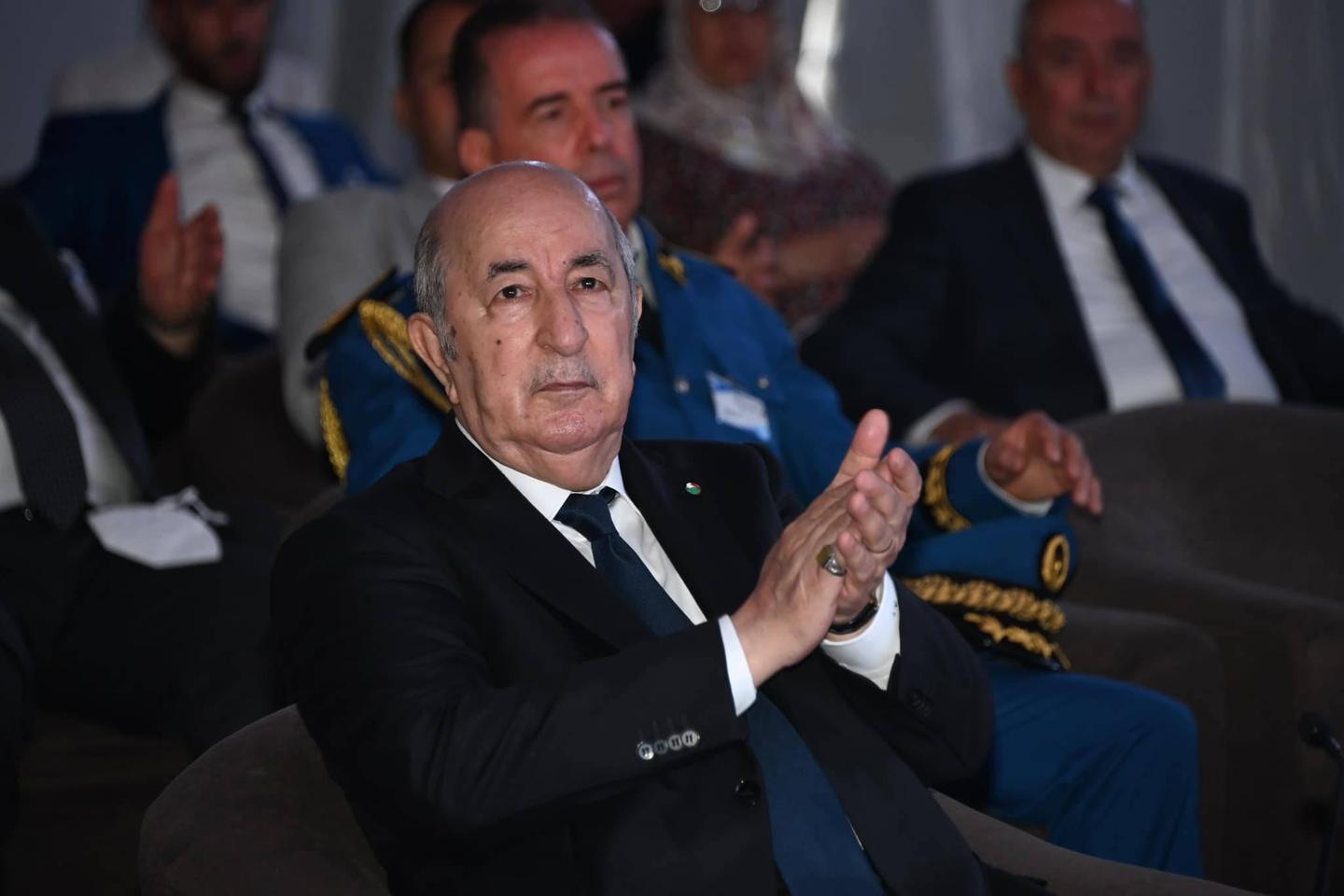 アブデルマジド・テブンさんは抑圧された国で自己満足している