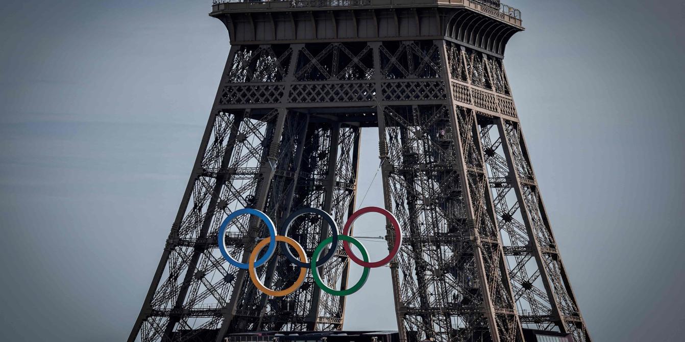 La Tour Eiffel décorée avec les anneaux olympiques, célèbre logo