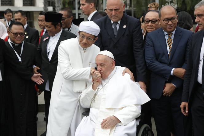 Le pape François (à droite) et le grand imam Nasaruddin Umar devant la mosquée Istiqlal, la plus grande d’Asie du Sud-Est, à Jakarta, le 5 septembre 2024.
