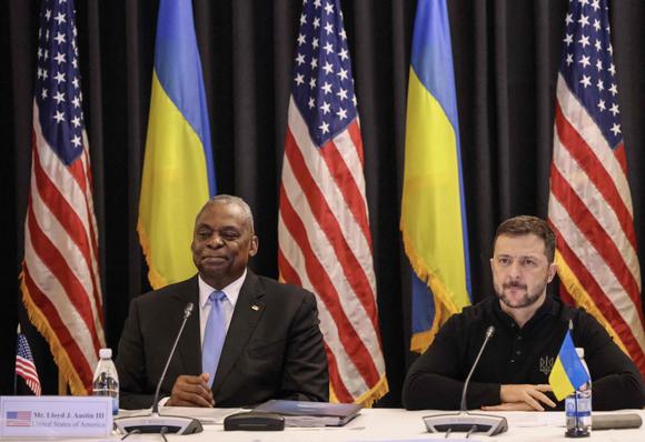 Le secrétaire à la défense américain, Lloyd Austin, et le président ukrainien, Volodymyr Zelensky, à Ramstein, le 6 septembre 2024.
