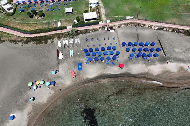 Une vue aérienne montrant des plages de sable avec des parasols à Marina di San Nicola, à Ladispoli, le 11 juillet 2024 près de Rome.