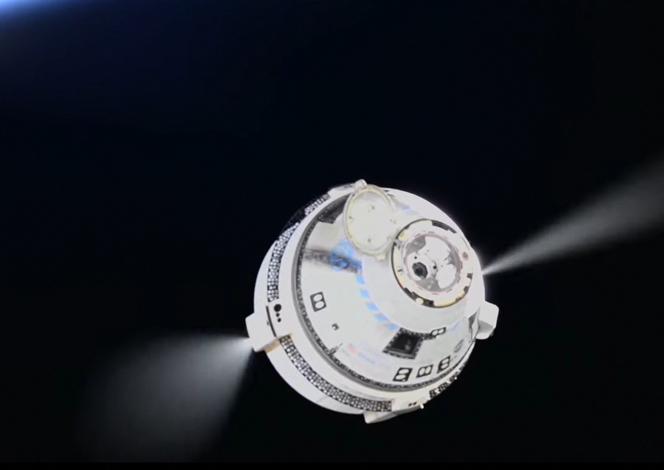 Dans cette capture d'écran tirée d'un flux vidéo en direct de la NASA du 6 septembre 2024, la capsule Starliner s'éloigne de la Station spatiale internationale en vue de son retour sur Terre.