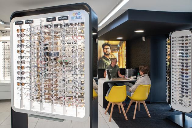 Dans un magasin d’optique, à Rosporden (Finistère), le 21 mai.