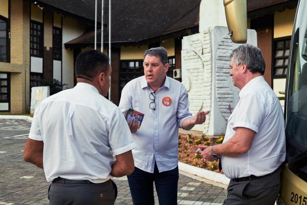 Cedenir Simon (center), PT candidate for mayor of Brusque (Brazil), campaigning at the city's bus station, September 1, 2024.