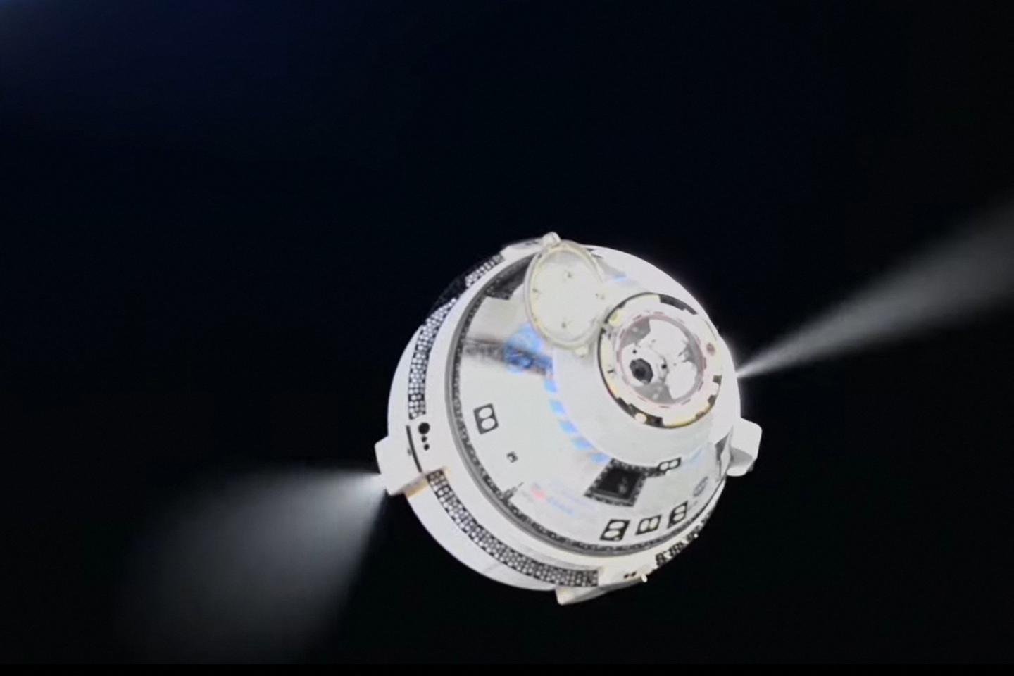 ボーイングのスターライナー宇宙船は、ISSに残った2人の宇宙飛行士を乗せずに地球へ帰還する。
