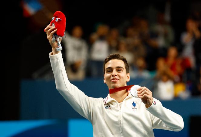 Le pongiste français Lucas Didier avec la médaille d'argent du tournoi de para tennis de table catégorie MS9, réservé aux joueurs debout, à l'Arena Paris Sud, le 7 septembre 2024.