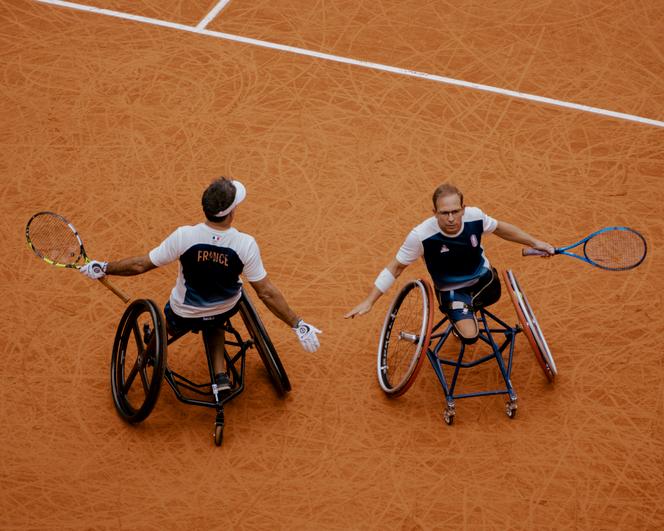 Frédéric Cattaneo et Stéphane Houdet pendant les Jeux paralympiques de Paris 2024, sur le court Suzanne Lenglen, à Roland Garros, à Paris, le 6 septembre 2024.