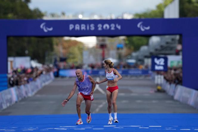 A espanhola Elena Congost (à direita) ocupa a terceira posição na maratona feminina T12 nos Jogos Paraolímpicos, em 8 de setembro de 2024, em Paris.